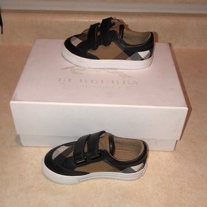 **Authentic** toddler Burberry shoes 8 (25)